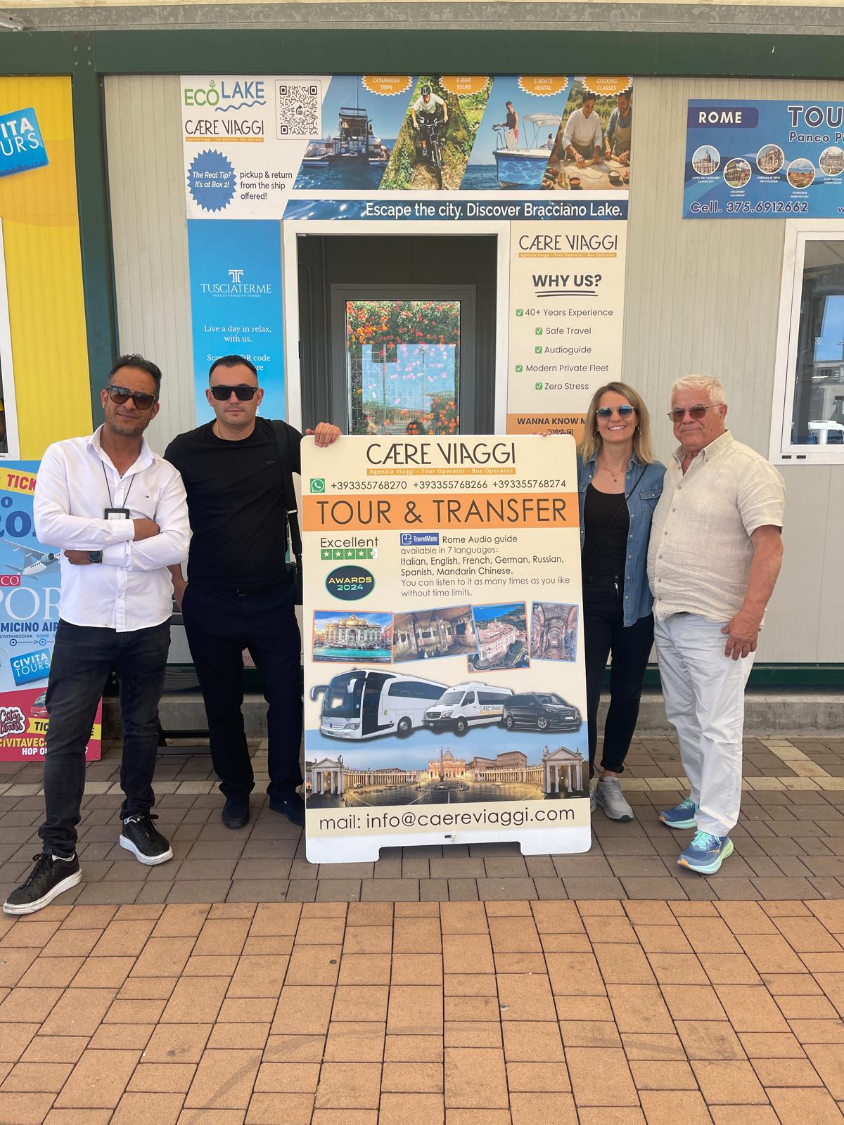 Box arancione Caere Viaggi a Largo della Pace Civitavecchia - staff in attesa